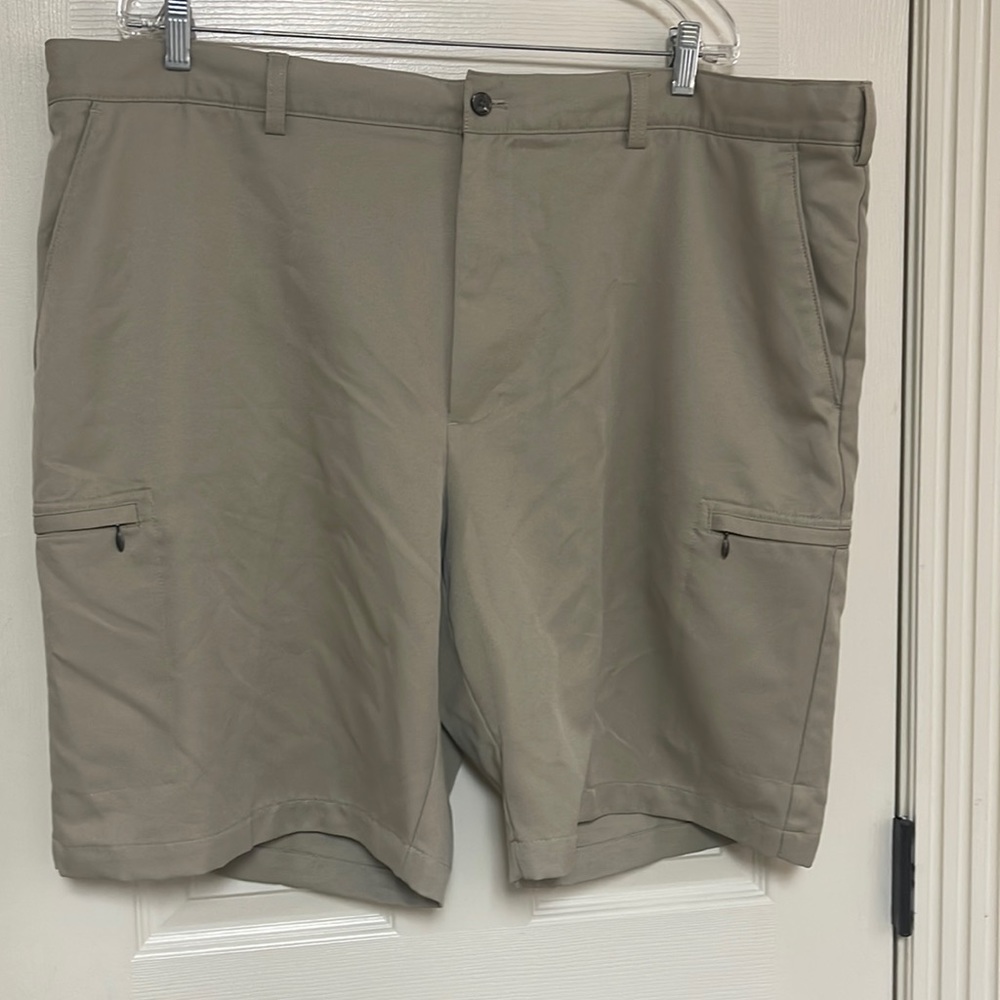 IZOD golf khaki shorts size 44. Zipper pockets on the side and regular pockets
